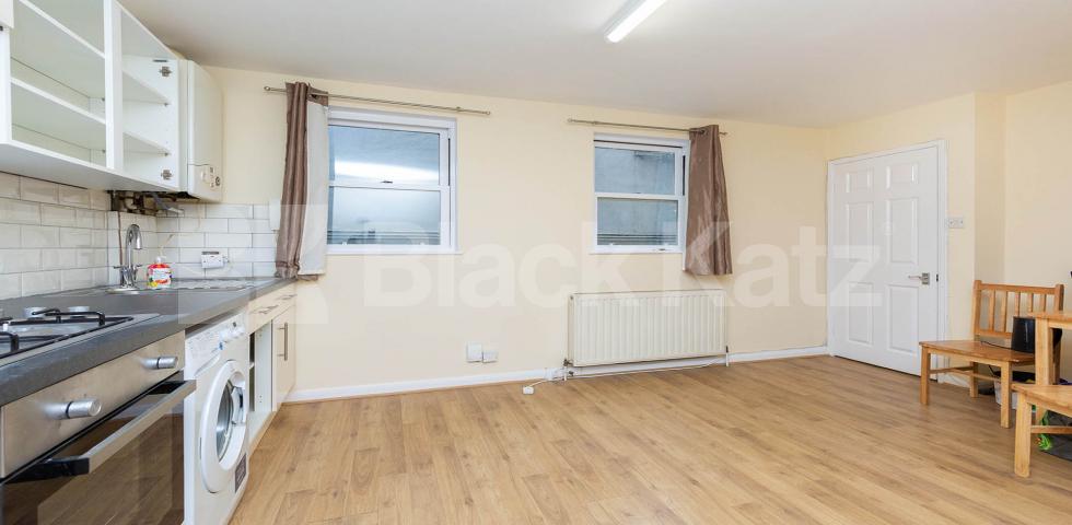 			LOCATION LOCATION LOCATION !!!, 1 Bedroom, 1 bath, 1 reception Flat			 Swan Yard, ISLINGTON N1